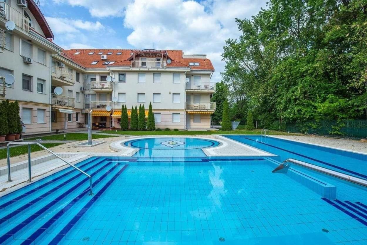 Oazis Wellness Apartman2 ไฮจ์ดุสโซบอสโล ภายนอก รูปภาพ