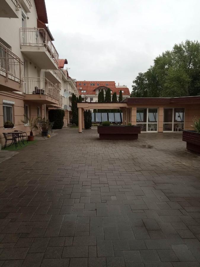 Oazis Wellness Apartman2 ไฮจ์ดุสโซบอสโล ภายนอก รูปภาพ