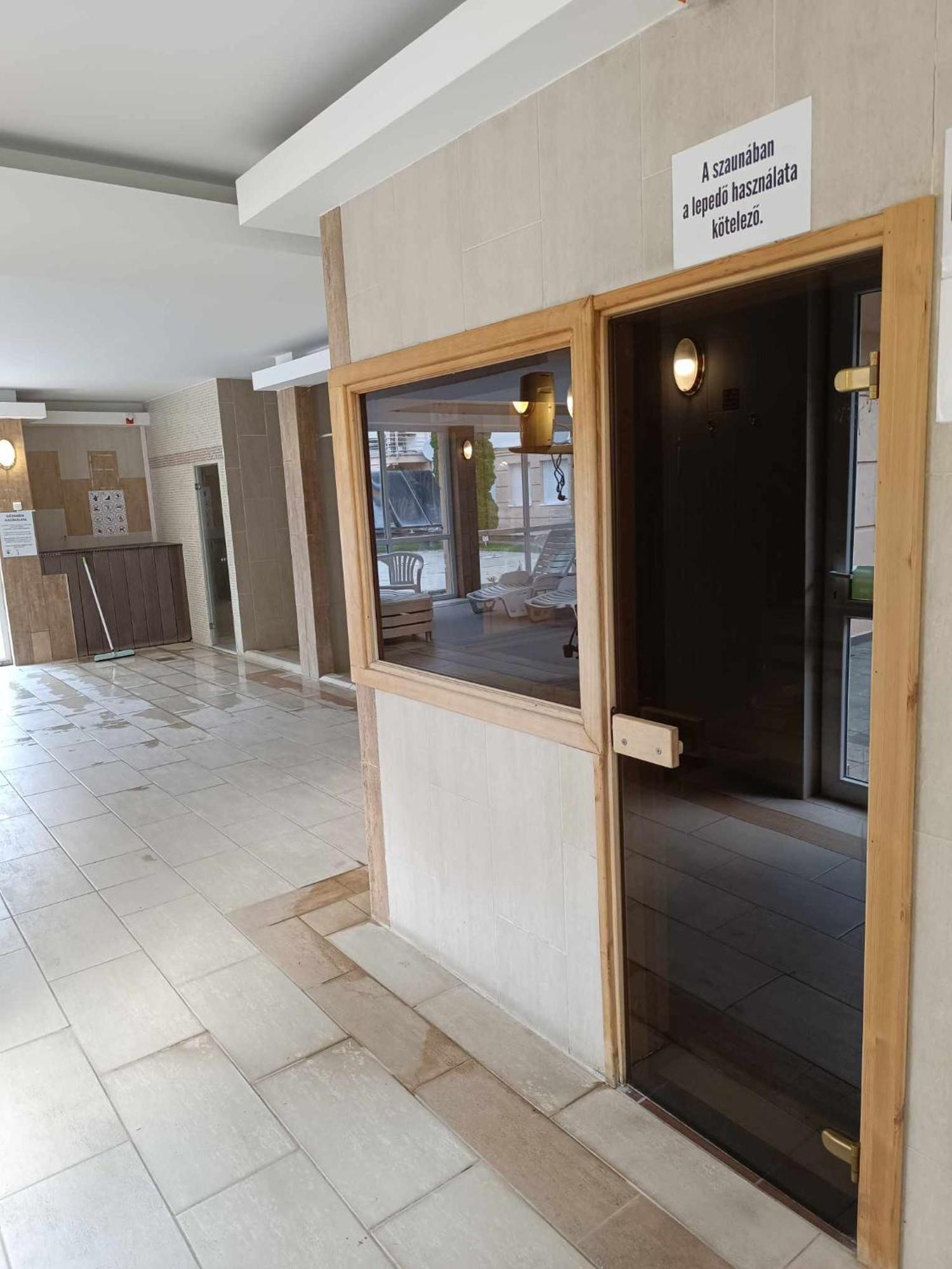 Oazis Wellness Apartman2 ไฮจ์ดุสโซบอสโล ภายนอก รูปภาพ